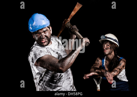 Bergmann hält eine Abholung mit einem weiblichen Bergmann hinter ihm, Innsbruck, Tirol, Österreich Stockfoto