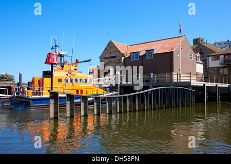 Whitby Rettungsstation im Hafen von Whitby mit Rettungsboot "George und Mary Webb" Stockfoto