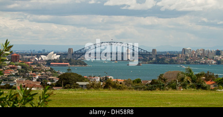 Panoramablick auf die Stadt-Landschaft zeigt Sydney Harbour Bridge, berühmte Oper und Häuser am blauen Wasser des Darling Harbour Stockfoto