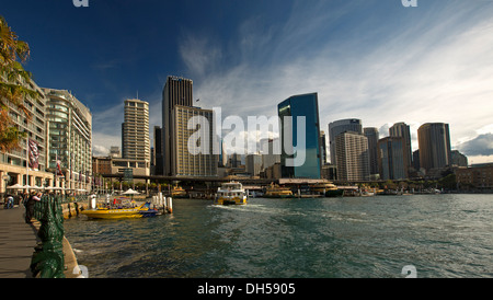 Stadt mit Hochhäusern, Wohnblocks und Boote neben blauen Wasser am Circular Quay in Sydney harbour NSW Australia Stockfoto