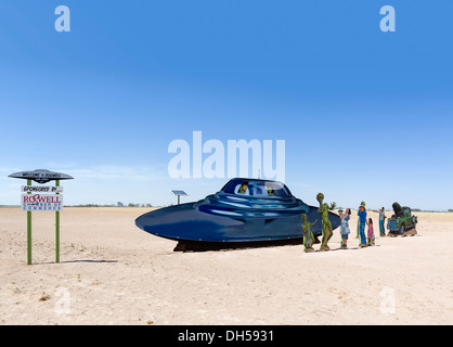 Am Straßenrand Darstellung von Ausschnitten außerhalb der Stadt von Roswell, New Mexico, USA Stockfoto