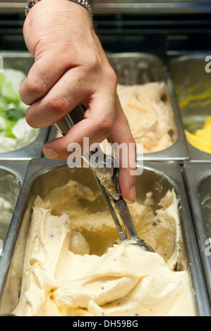 Hand von einem Eis Verkäufer, schöpfen, Eis, Kugel, Eisdiele, Rom, Italien, Europa Stockfoto