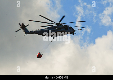 Ein Marine CH-53 Sea Stallion verwendet einen Bambi Eimer Wasser zu helfen, ein Lauffeuer Okt. 24, löschen, während der Arbeit mit anderen Diensten tragen und schrumpfte Hubschrauber um das Feuer zu löschen. Das Feuer begann auf einem Training Range Schofield Barracks 22 Oktober Stockfoto