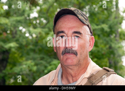 Mann mittleren Alters im Freien, Wandern im Wald im Sommer Stockfoto