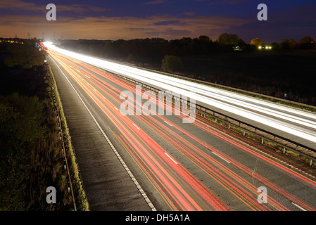 Langzeitbelichtung Abend Verkehr auf der Autobahn M56 UK Stockfoto