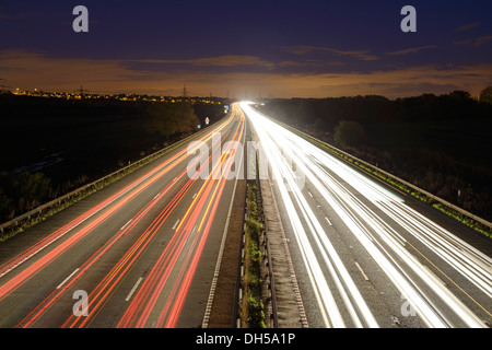 Langzeitbelichtung Abend Verkehr auf der Autobahn M56 UK Stockfoto