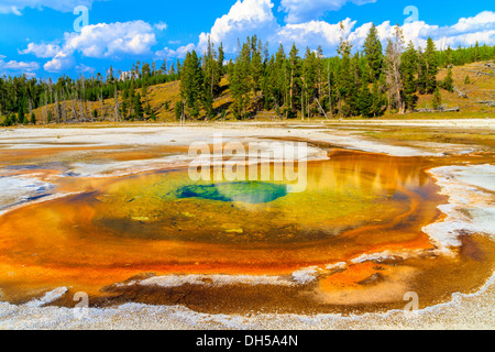 Upper Geyser Basin chromatische Pool, Yellowstone-Nationalpark, Wyoming Stockfoto