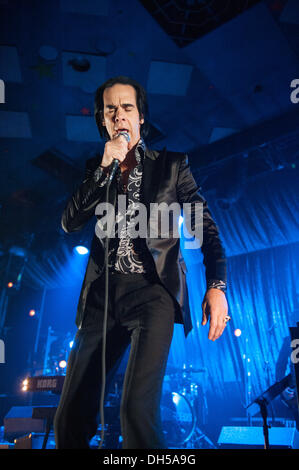 Glasgow, Schottland. 31. Oktober 2013. Australische Sänger Nick Cave von Nick Cave und The Bad Seeds führen Sie auf der Bühne im Barrowlands Ballroom am 31. Oktober 2013 in Glasgow Credit: Sam Kovak/Alamy Live News Stockfoto