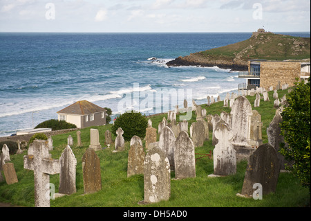 Friedhof oberhalb Porthmeor Beach in St Ives Cornwall UK England Großbritannien Stockfoto