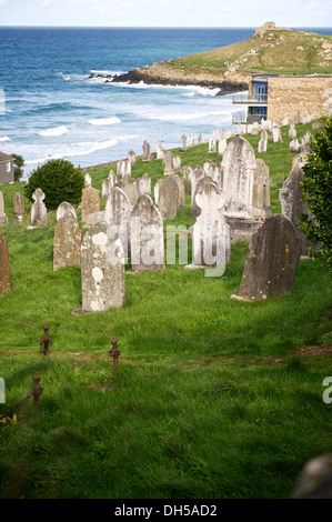 Friedhof oberhalb Porthmeor Beach in St Ives Cornwall UK England Großbritannien Stockfoto