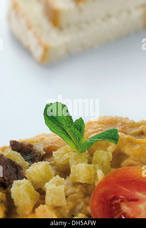 Bohnensuppe mit Weißbrot Stockfoto