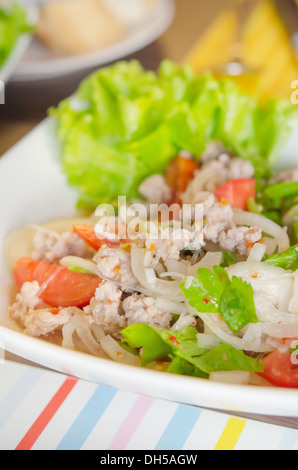 würziger Salat mit Hackfleisch vom Schwein, Nudeln, Chili und frischem Gemüse, Thai Stil Essen Stockfoto