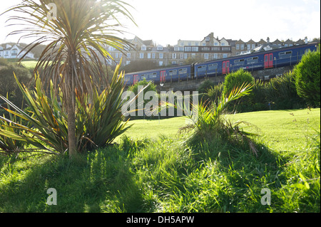 Großen Westbahn Zug zieht zu St. Ives in Cornwall auf einem sonnigen Herbstnachmittag Stockfoto