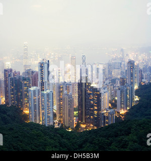 Panoramablick von der Victoria Peak bei Nacht, Hong Kong Island, Hongkong, China, Asien Stockfoto