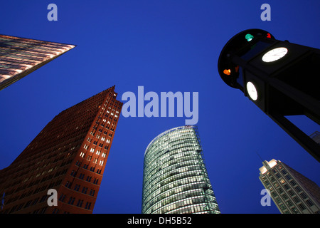 BahnTower, Kollhoff-Tower und andere Hochhäuser am Potsdamer Platz-Platz, Berlin Stockfoto