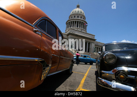 Oldtimer vor der National Capitol Building, Capitolio De La Habana, Havana, Kuba, große Antillen, Karibik Stockfoto