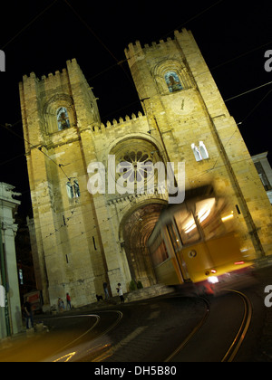 Die Kathedrale von Lissabon, Se de Lisboa und Straßenbahnlinie 28, Lissabon, Portugal, Europa Stockfoto