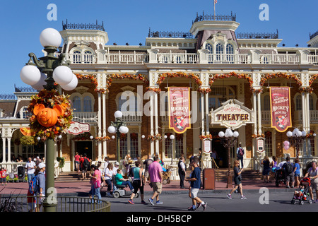 Town Square Theatre mit Halloween-Dekorationen, Disney World Resort, Orlando Florida Stockfoto