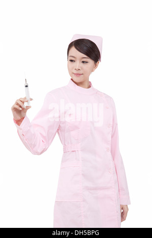 Orientalische junge Krankenschwester hält eine Spritze Stockfoto