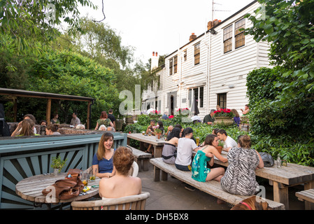 Menschen im Biergarten der Spanier Inn, London, England, UK Stockfoto