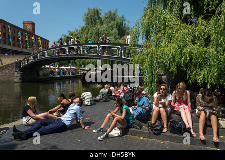 Junge Menschen entspannen neben dem Regent Canal in Camden Town, London, England, UK Stockfoto