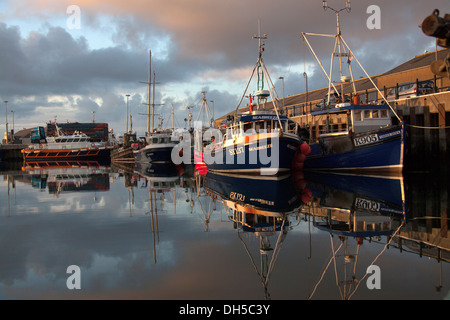 Inseln von Orkney, Schottland. Malerisch am frühen Abend Blick auf Fischerboote gefesselt neben Kirkwall die Hafenbecken. Stockfoto