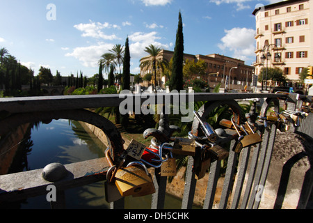 Liebe (Liebe Vorhängeschlösser) Schloss in Palma de hier "Sa Riera" zu überbrücken, Spanien Stockfoto