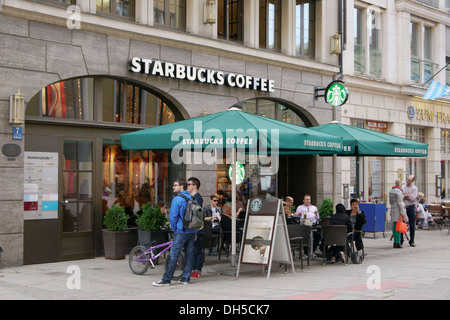 Starbucks-Kaffee auf Residenzstraße, München, Deutschland Stockfoto