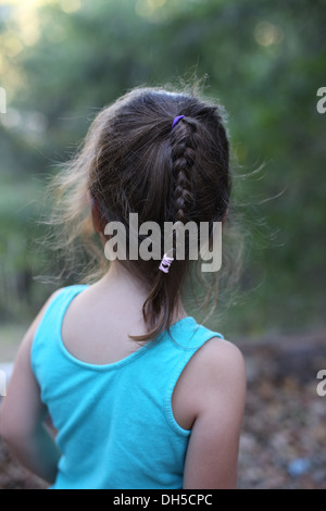 Ein junges Mädchen mit einem geflochtenen Pferdeschwanz, von hinten gesehen. Stockfoto