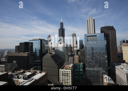 Einen Blick von oben auf die Skyline von Chicago einschließlich der Willis Tower. Stockfoto