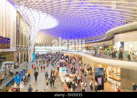 Die westlichen Bahnhofshalle an der Kings Cross Station, London, England, UK Stockfoto