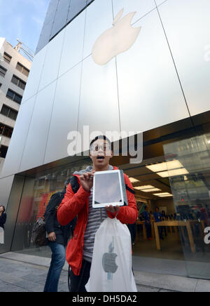 Tokio, Japan. 1. November 2013. Ein japanischer Kunde stolz zeigen seine iPad Luft vor dem Apple Store in Tokios Einkaufsviertel Ginza auf Freitag, 1. November 2013. Das iPad Air, Apples neue dünnere und leichtere Version seines Tablet-Computers und eine verbesserte Version seiner kleineren iPad Mini ging auf Verkauf im ganzen Land in Apple Stores und Outlets der japanischen Mobilfunk-Carrier. Bildnachweis: Natsuki Sakai/AFLO/Alamy Live-Nachrichten Stockfoto