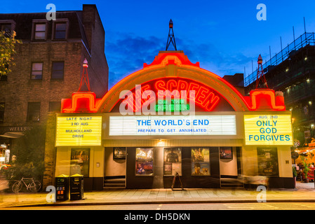 Der Bildschirm auf den grünen Kino in der Nacht, Upper Street, Islington, London, England, UK Stockfoto