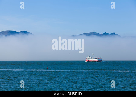 Fähre fahren in Nebel - San Francisco, Kalifornien, USA Stockfoto