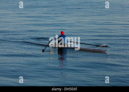 Ein Ruderer in einem Boot einzelner scull Stockfoto