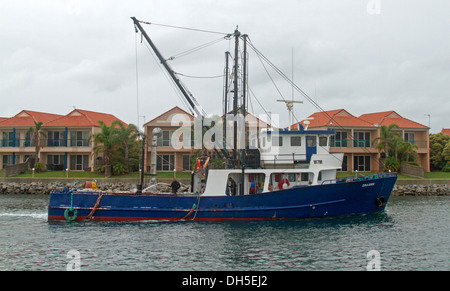 Trawler vorbei Angeln befindet sich am Rand des Hafens und neben Ozean Einlass an Port Lincoln am Eyre Peninsula South Australia Stockfoto