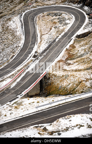 Kurvenreiche Bergstrasse Transfagarasan im Frühwinter Stockfoto