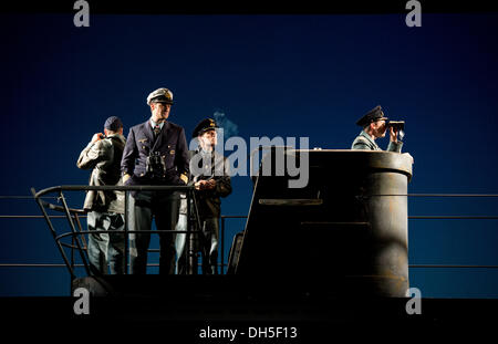 Stuttgart, Deutschland. 29. Oktober 2013. Bastian von Boemches (abgewiesen), Ralf Stech, Harald Pilar von Pilchau und Fabian Goedecke Akt während einer Probe für das Theater Stück "Das Boot" (buchstäblich das Boot) in Altes Schauspielhaus Stuttgart, Deutschland, 29. Oktober 2013. Die Adaption des Romans "Das Boot" Premiere am 30. Oktober 2013 in Deutschland. Foto: Marijan Murat/Dpa/Alamy Live News Stockfoto