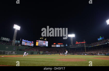 Boston, Massachusetts, USA. 30. Oktober 2013. Koji Uehara (Red Sox) MLB: Eine Gesamtansicht. Koji Uehara der Boston Red Sox Stellplätze im neunten Inning in Spiel 6 der 2013 Major League Baseball World Series gegen die St. Louis Cardinals im Fenway Park in Boston, Massachusetts, USA. Bildnachweis: AFLO/Alamy Live-Nachrichten Stockfoto