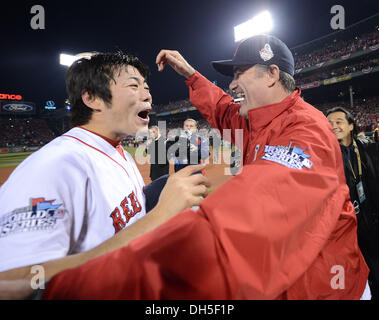 Boston, Massachusetts, USA. 30. Oktober 2013. (L-R) Koji Uehara, John Farrell Manager (Red Sox) MLB: Koji Uehara und Manager John Farrell von den Boston Red Sox zu feiern, nach dem Gewinn Spiel 6 der 2013 Major League Baseball World Series gegen die St. Louis Cardinals im Fenway Park in Boston, Massachusetts, USA. Bildnachweis: AFLO/Alamy Live-Nachrichten Stockfoto