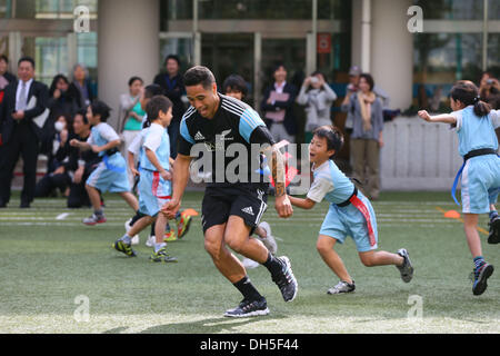 Tokio, Japan. 1. November 2013. Aaron Smith (NZL) Rugby: All Blacks besucht die Grundschule Aoyama. in Tokio, Japan. Bildnachweis: YUTAKA/AFLO SPORT/Alamy Live-Nachrichten Stockfoto