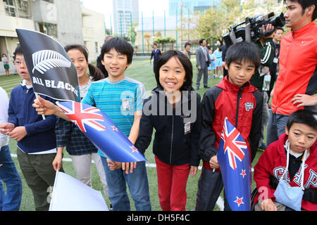 Tokio, Japan. 1. November 2013. Gesamtansicht Rugby: All Blacks besucht die Grundschule Aoyama. in Tokio, Japan. Bildnachweis: YUTAKA/AFLO SPORT/Alamy Live-Nachrichten Stockfoto