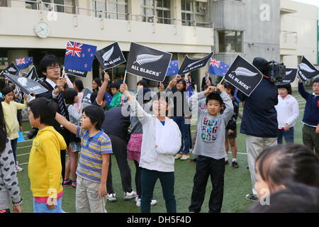 Tokio, Japan. 1. November 2013. Gesamtansicht Rugby: All Blacks besucht die Grundschule Aoyama. in Tokio, Japan. Bildnachweis: YUTAKA/AFLO SPORT/Alamy Live-Nachrichten Stockfoto