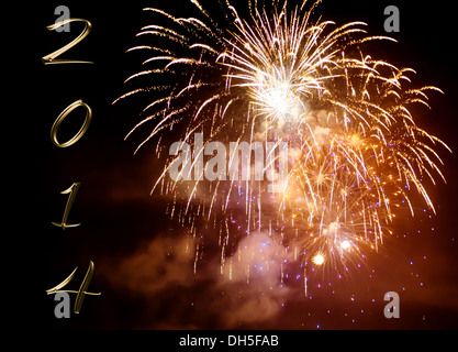 Frohes neues Jahr 2014 - Leuchten auf den schwarzen Nachthimmel, buntes Feuerwerk Stockfoto