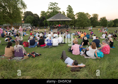 Menschen hören auf live-Musik auf dem Parliament Hill Musikpavillon in Hampstead Heath auf einem Sommer-Abend, London, England, UK Stockfoto