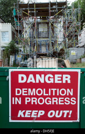 Gefahr, Abriss im Gange ist, halten Sie Zeichen, London, England, UK Stockfoto