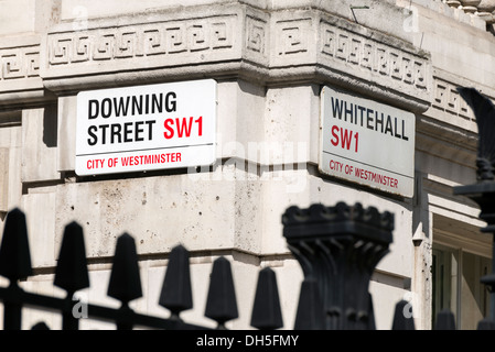 Ecke der Downing Street und Whitehall, London, England, UK Stockfoto