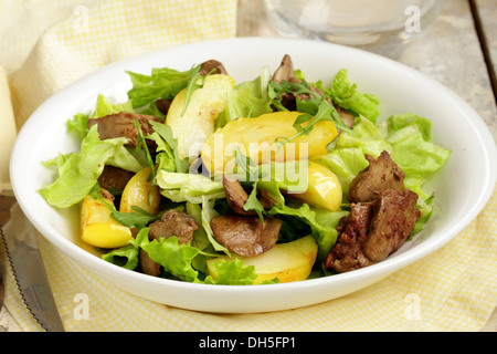 Gourmet-Salat mit Apfel und geröstete Hühnerleber Stockfoto
