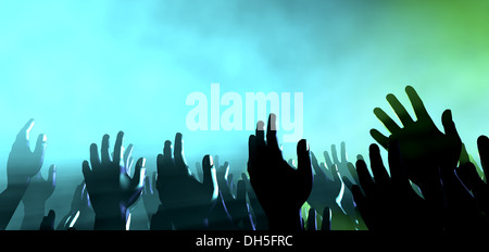 Eine Menge Sicht auf Handzeichen von der Kampffläche Masse durchsetzt von bunten Scheinwerfern und eine rauchige Atmosphäre Stockfoto