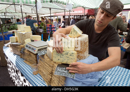 Englische Blue Stilton Käse für den Verkauf am Broadway Market, Hackney, London, England, UK Stockfoto